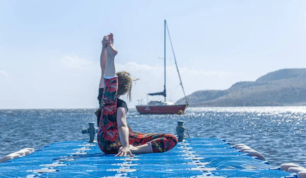 Kvinna Som Utövar Yoga Stranden Kvinna Som Kopplar Stranden Kvinna — Stockfoto