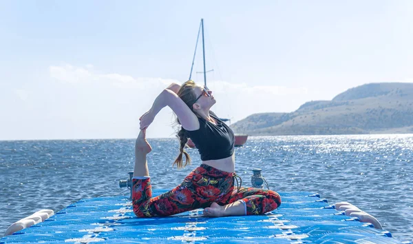 Kvinna Som Utövar Yoga Stranden Kvinna Som Kopplar Stranden Kvinna — Stockfoto
