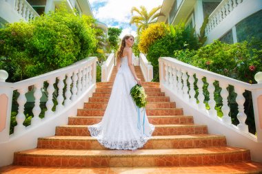 Güzel gelin gelinlik üzerinde duran uzun tren ile