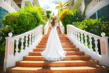 Güzel gelin gelinlik üzerinde duran uzun tren ile