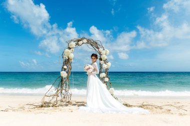 Beyaz gelinlik içinde güzel esmer nişanlısı ile büyük uzun elbise 