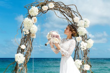 Beyaz gelinlik içinde güzel esmer nişanlısı ile büyük uzun elbise 