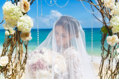 Beyaz gelinlik içinde güzel esmer nişanlısı ile büyük uzun elbise 