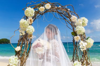 Beyaz gelinlik içinde güzel esmer nişanlısı ile büyük uzun elbise 