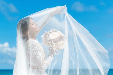 Beyaz gelinlik içinde güzel esmer nişanlısı ile büyük uzun elbise 