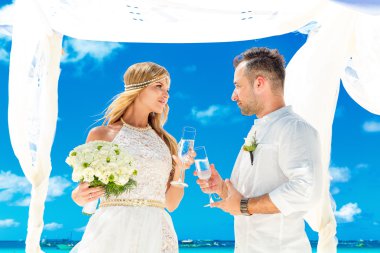 Beyaz bir tropik sahilde düğün töreni. Mutlu damat ve b