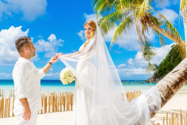 Büyük uzun beyaz beyaz gelinlikle güzel sarışın gelin