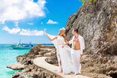 Mutlu damat ve gelin kaya üzerinde. Turkuaz denizde backgrou