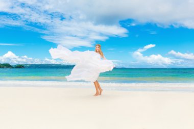 Güzel sarışın gelin beyaz gelinlikle büyük uzun tren ile