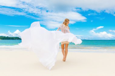 Güzel sarışın gelin beyaz gelinlikle büyük uzun tren ile