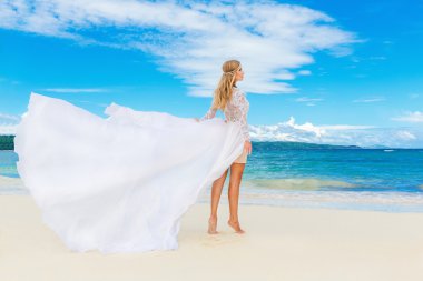 Güzel sarışın gelin beyaz gelinlikle büyük uzun tren ile