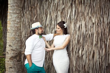 Mutlu damat ve gelin altında tropik bir ormanda eğleniyor 