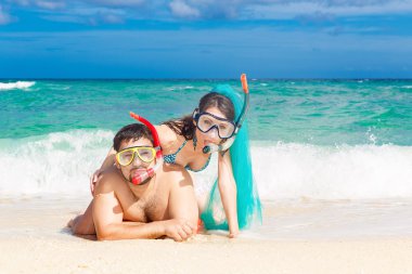 Mutlu çifte bir tropik ada sahilde eğleniyor. Summe