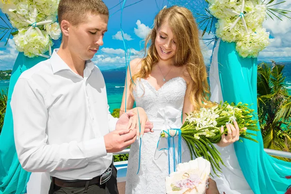 Жених подарил обручальное кольцо своей невесте под аркой деко — стоковое фото