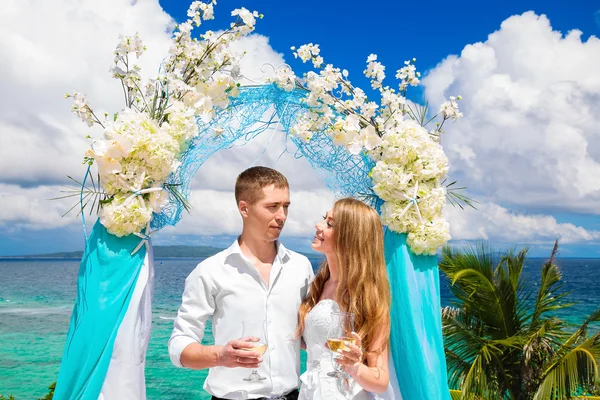 Свадебная церемония на тропическом пляже в синем. Happy groom and br — стоковое фото