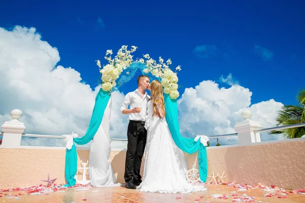 Cerimônia de casamento em uma praia tropical em azul. Feliz noivo e br — Fotografia de Stock