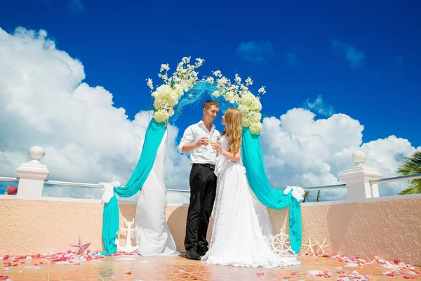 Свадебная церемония на тропическом пляже в синем. Happy groom and br — стоковое фото