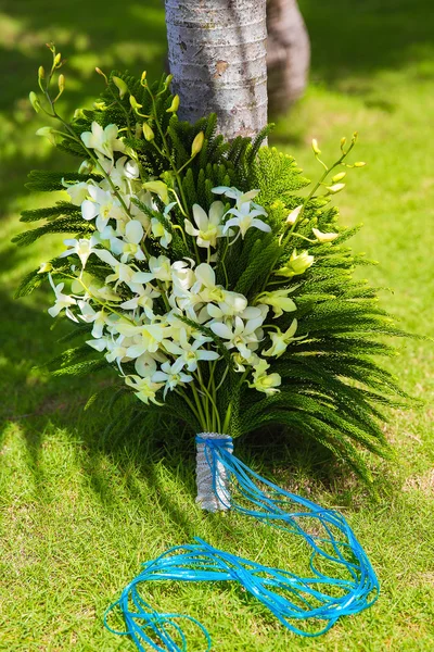 Tropikal tarzda orkide Düğün buketi. — Stok fotoğraf