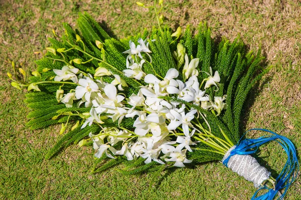 Bruiloft boeket van orchideeën in tropische stijl. — Stockfoto