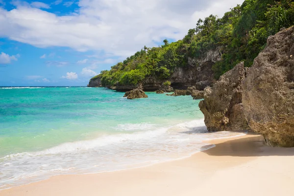Vackert landskap av tropisk strand, klippor med vegetation, se — Stockfoto
