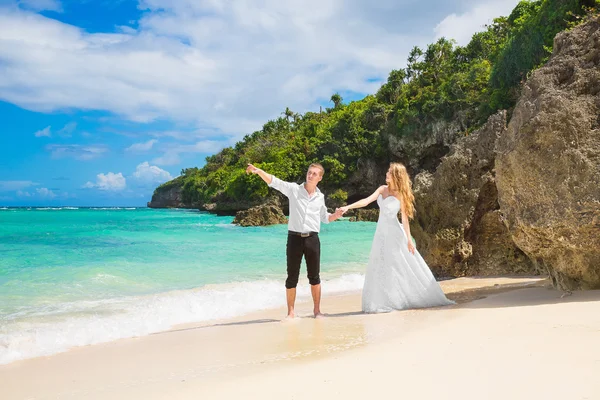 Happy Bride and Groom having fun on the tropical beach. Wedding — Stock Photo, Image