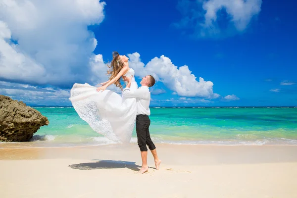 Novia feliz y novio divirtiéndose en una playa tropical. Boda y —  Fotos de Stock