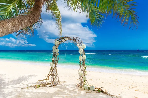 Boda en la playa. Arco de boda decorado con vides y hilo dental —  Fotos de Stock