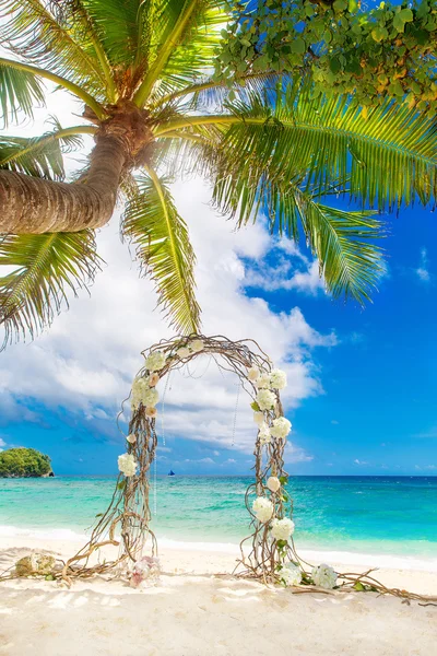 Boda en la playa. Arco de boda decorado con vides y hilo dental —  Fotos de Stock