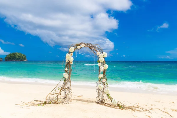 Boda en la playa. Arco de boda decorado con vides y hilo dental —  Fotos de Stock