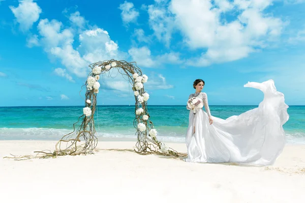 Όμορφη μελαχρινή αρραβωνιαστικιά σε άσπρο γαμήλιο φόρεμα με μεγάλη μακρά — Φωτογραφία Αρχείου