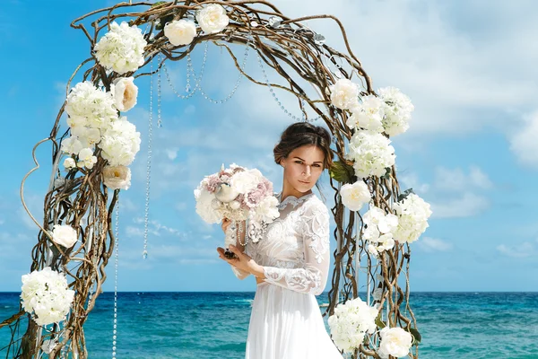 Indah berambut cokelat tunangan dalam gaun pengantin putih dengan gaun panjang besar — Stok Foto