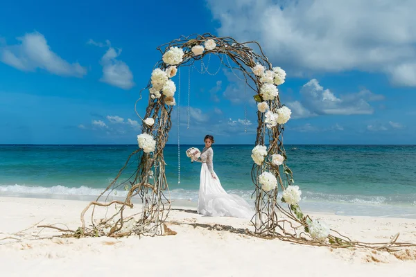 Mooie brunette verloofde in witte bruiloft jurk met grote lange — Stockfoto