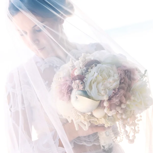 Bella giovane sposa nel velo, con bouquet da sposa di bianco — Foto Stock