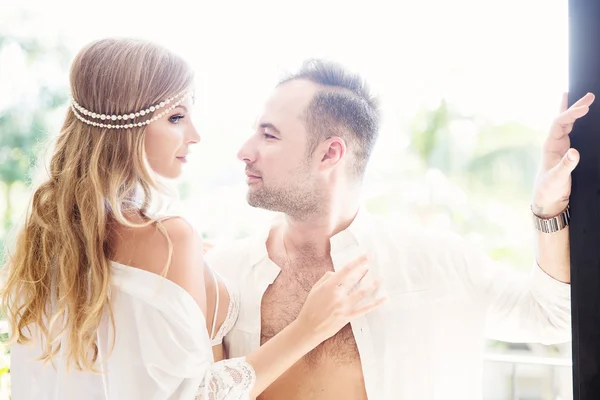 Schöne junge Braut mit Bräutigam. Letzte Vorbereitungen für die Hochzeit — Stockfoto