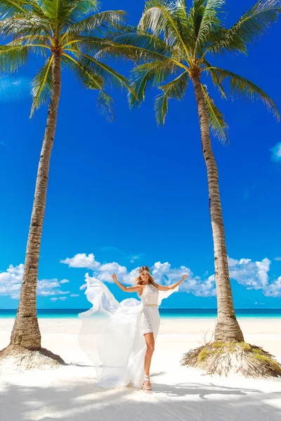 Jovem noiva bonita em vestido de noiva branco sob a palmeira — Fotografia de Stock