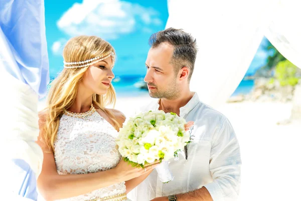 Ceremonia de boda en una playa tropical en azul. novio feliz y br — Foto de Stock