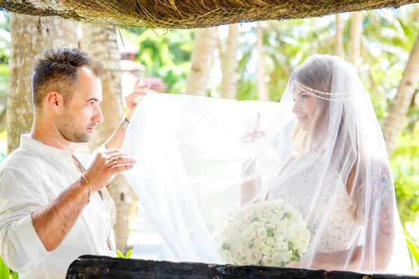 Hermosa novia joven en el velo, con ramo de boda de blanco —  Fotos de Stock