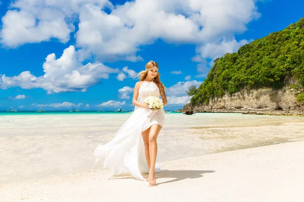 Krásná blonďatá nevěsta v bílé svatební šaty s velkými dlouhé bílé — Stock fotografie