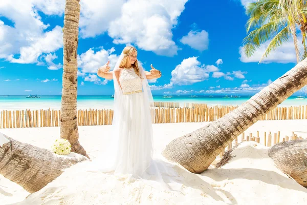 Mooie blonde bruid in witte trouwjurk met grote lange witte — Stockfoto
