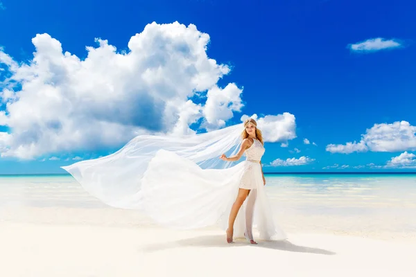 Belle mariée blonde en robe de mariée blanche avec grand long blanc — Photo