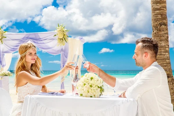 Młoda para piękny mieć romantyczną kolację na tropikalny beac — Zdjęcie stockowe