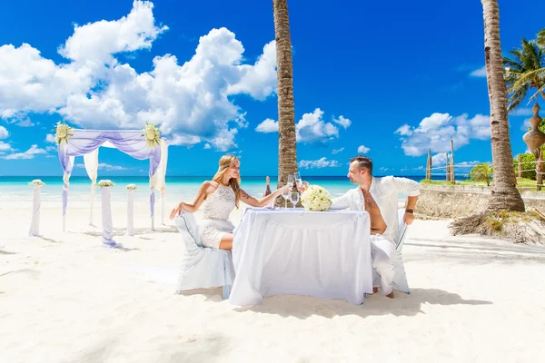 Joven hermosa pareja tener una cena romántica en una playa tropical — Foto de Stock