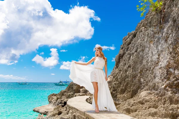 Schöne Braut auf dem Felsen. türkisfarbenes Meer im Hintergrund. wir — Stockfoto