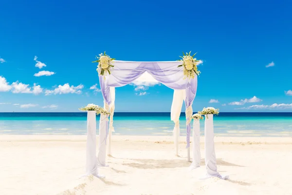 Svatba na pláži. Svatební oblouk zdobí květy na tr — Stock fotografie