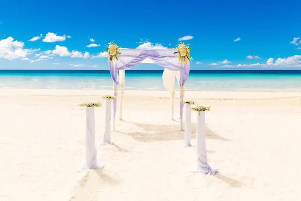 Mariage sur la plage. Arc de mariage décoré de fleurs sur tr — Photo