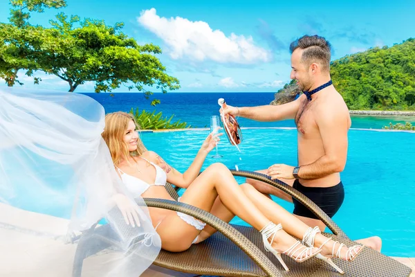 Mooie jonge bruid in een witte bikini, sluier en Kousenband op haar — Stockfoto