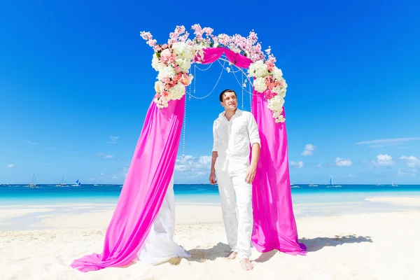 Cérémonie de mariage sur une plage tropicale en violet. Le marié attend — Photo