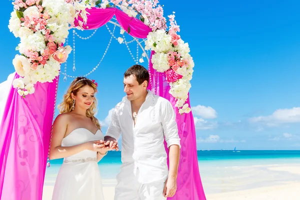 Bride giving an engagement ring to his groom under the arch deco — Stock Photo, Image