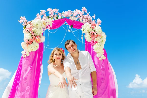 Cerimônia de casamento em uma praia tropical em roxo. Feliz noivo e — Fotografia de Stock