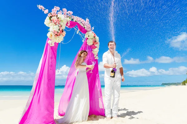 Cerimônia de casamento em uma praia tropical em roxo. Feliz noivo e — Fotografia de Stock